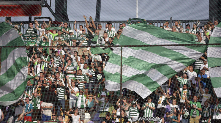 Ferencvárosi szurkolók a labdarúgó OTP Bank Liga 2. fordulójában játszott Újpest FC - Ferencváros mérkőzésen a budapesti Szusza Ferenc Stadionban 2017. július 23-án / Fotó: MTI Fotó: Máthé Zoltán