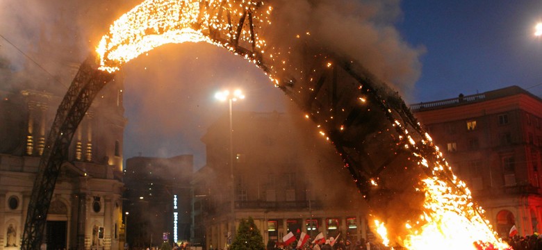 Poseł PiS: Płonie pedalska tęcza na Placu Zbawiciela