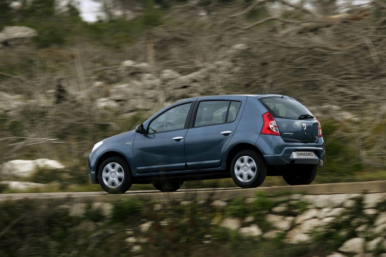 Auto ma praktyczną 5-drzwiową karoserię