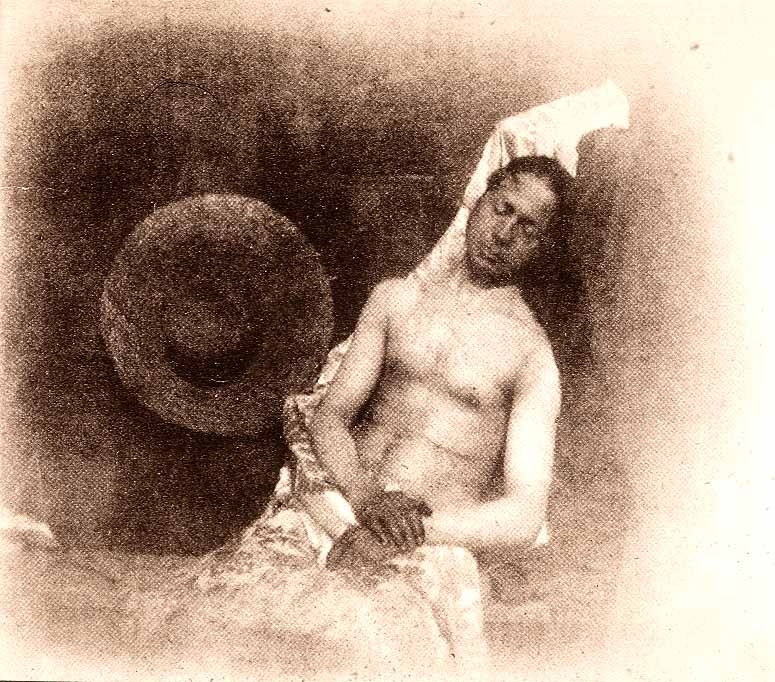 Już na początku historii fotografii Hippolyte Bayard dopuścił się fałszerstwa. W 1840 r. wykonał zdjęcie – nazwano je potem „Autoportret jako topielec” – na którym upozorował swoją śmierć.
Źródło: Wikipedia