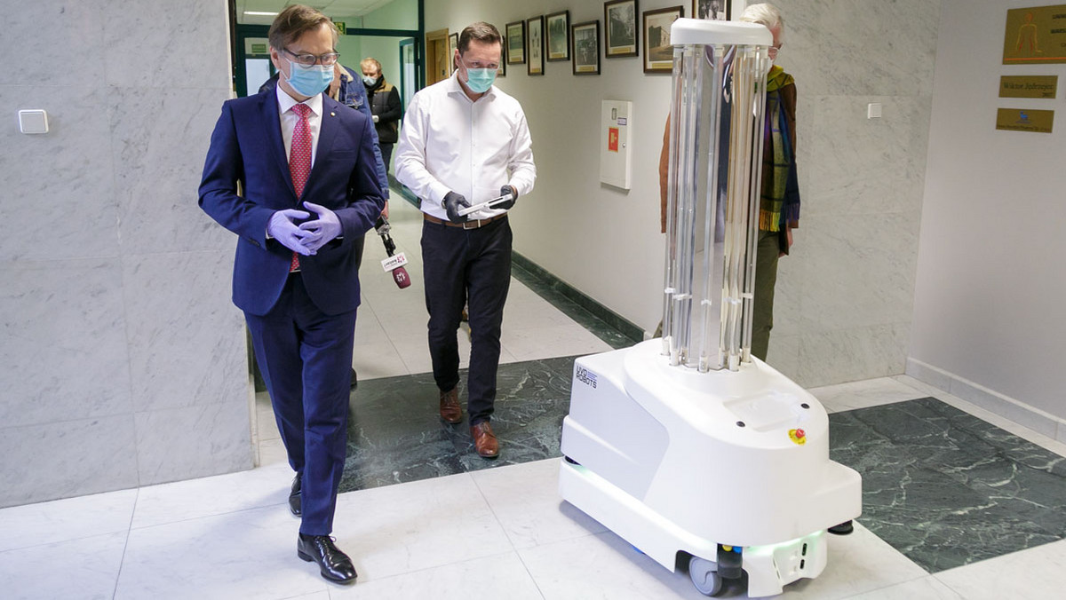 Koronawirus. Warszawa: pierwszy robot do walki z koronawirusem w szpitalu na Banacha
