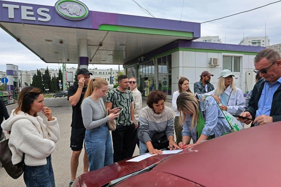 Na benzinskoj pumpi u Sevastopolju pravili su se spiskoviza kupovinu goriva pošto su vloasti ograničiče prodaju - fotografija od 1. juna 2026. | Foto: Reuters