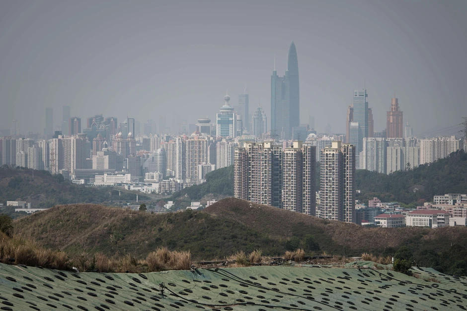 Između prave Kine i poluautonomnog Hongkonga je granična bodljikava žica