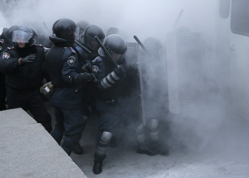 Sygnały o wyjeździe wojsk wewnętrznych i oddziałów specjalnych Berkut do Kijowa nadchodzą z zachodniej części Ukrainy: Lwowa, Iwano - Frankowska, Tarnopola i Równego, z położonej na południu kraju Odessy, a także z Doniecka na wschodzie. W niektórych miastach działacze próbują zablokować ruch autobusów i ciężarówek z funkcjonariuszami