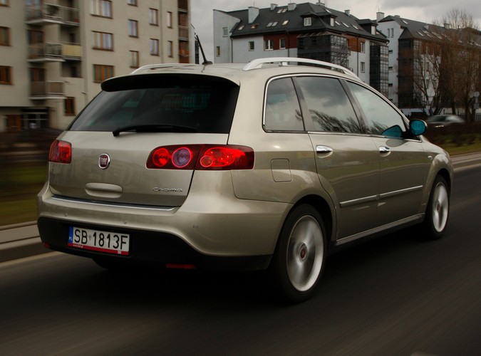 Croma to powrót Fiata do ligi passata i mondeo, w której notabene nigdy nie udało się zabłysnąć producentowi znanemu z fenomenalnych aut miejskich. Niestety i w tym przypadku włoska koncepcja limuzyny nie przypadła do gustu klientom. Sprawdzamy, w czym tkwi problem...