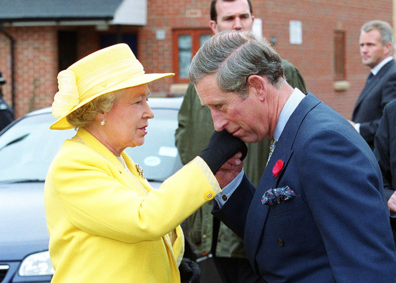 Książę Karol i królowa Elżbieta II w 1999 r.