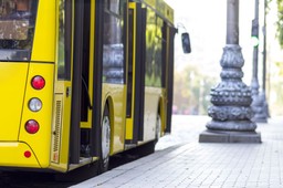Sanitariaty i socjałki na pętlach dopiero za trzy lata. Kierowcom autobusów zostaje jedzenie w kabinach