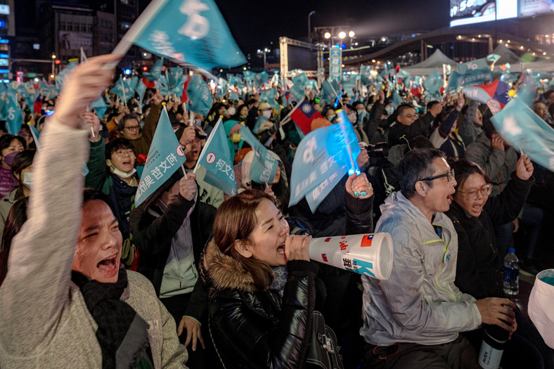 Zwolennicy Ko Wen-je, kandydata na prezydenta Tajwańskiej Partii Ludowej (TPP), Tajwan, 10 stycznia 2024 r.