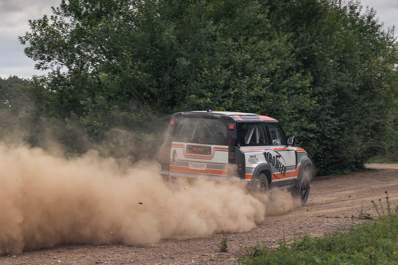 Rajdowy Land Rover Defender 90 od Bowlera