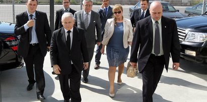 Jarosław Kaczyński złamał słowo dane mamie. Wsiadł do samolotu