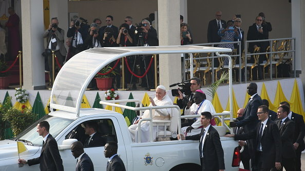 Papież Franciszek w drodze do Mauzoleum Johna Garanga w Dżubie