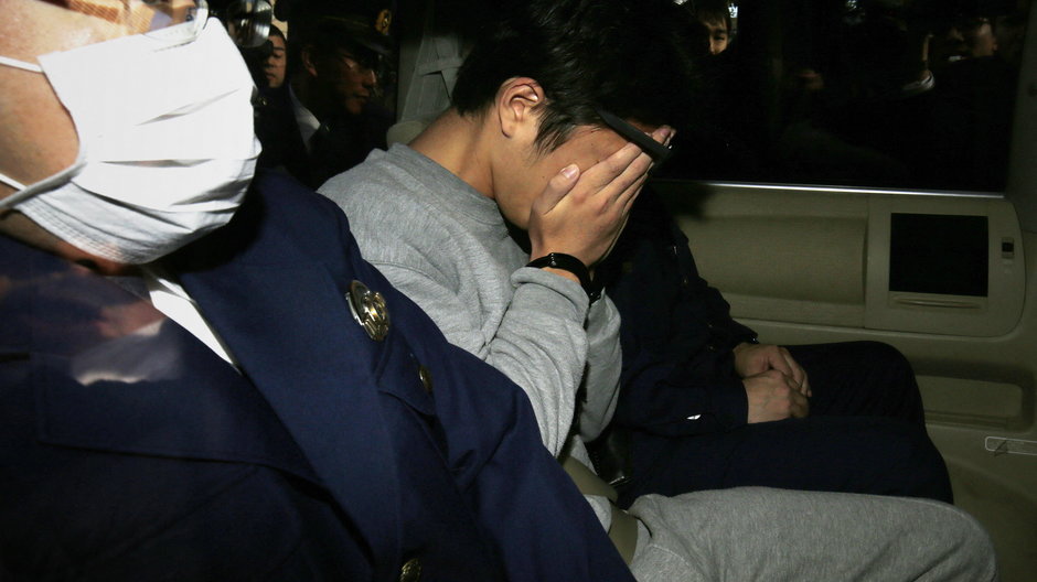 Takahiro Shiraishi w policyjnym radiowozie wieziony do prokurator, listopad 2017 r.