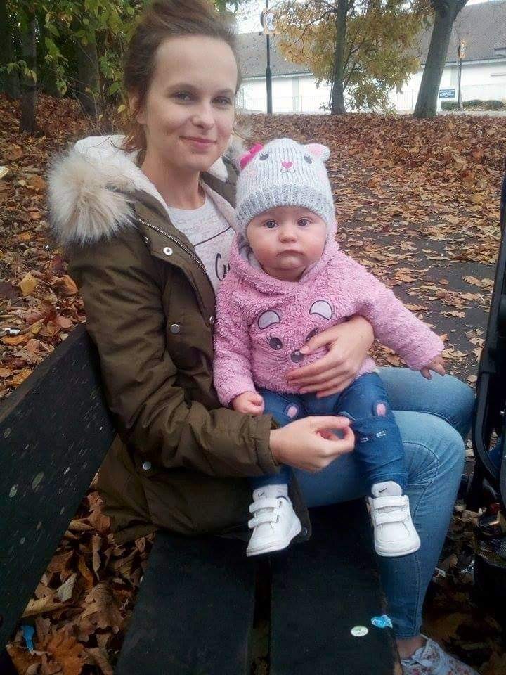 Magdalena je zo smrti svojej dcérky zdrvená.