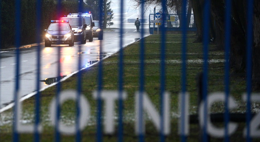 Konwój policyjny przewożący podejrzanego o zabójstwo kobiety Kajetana P. na terenie wojskowego lotniska Okęcie w Warszawie