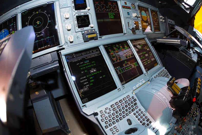 Kokpit z panelami systemu zarządzania lotem (FMS) w Airbusie A380