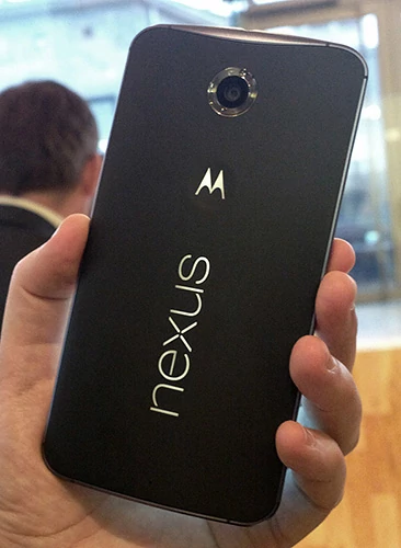 Nexus 6 swoim wyglądem i jakością wykonania bardzo przypomina nieco tańszy model Moto X. Jest jednak od niego wyraźnie większy i lepiej wyposażony
