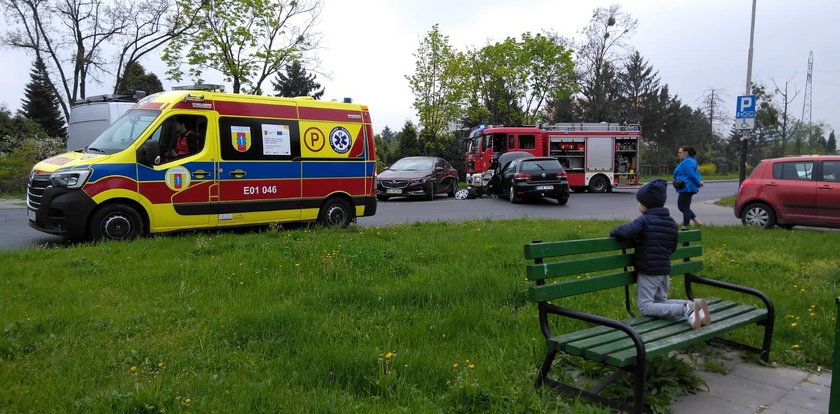 Wypadek na Retkini w Łodzi. Pijany kierowca staranował opla. Opóźnienia autobusów MPK