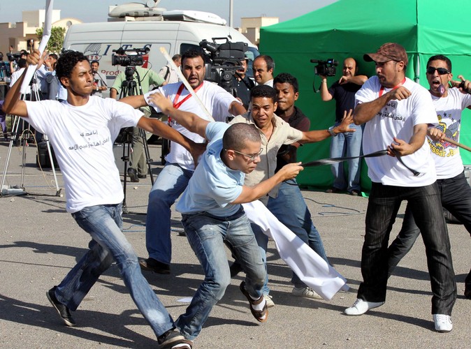 Starcia zwolenników i przeciwników Mubaraka podczas transmisji procesu w Kairze
