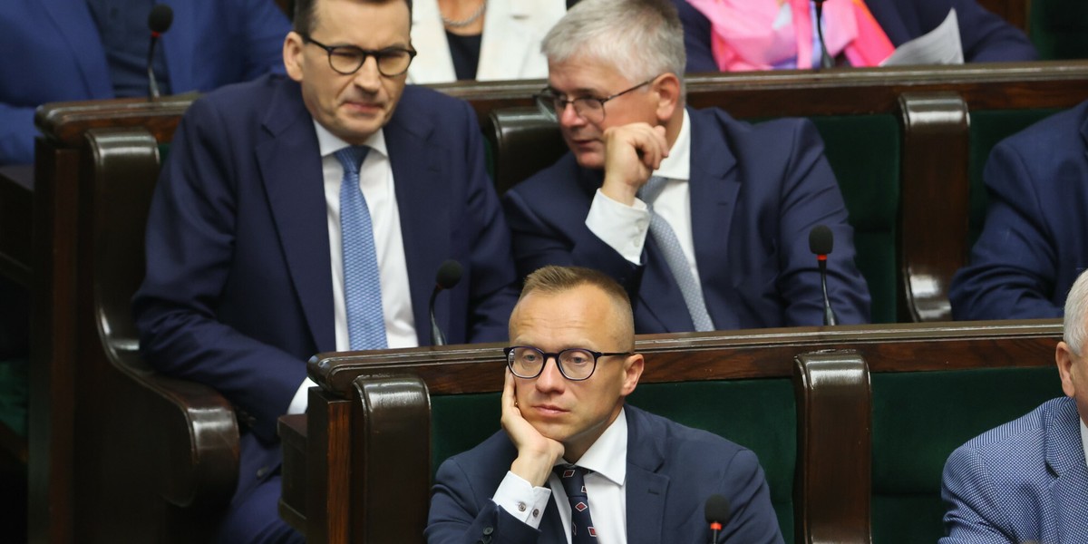 Jak podkreślił wiceminister finansów Artur Soboń (w dole kadru), wydatki na obronność usprawiedliwiają brak obniżek stawek VAT.