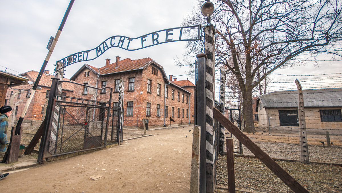 Tożsamość ośmiorga więźniów niemieckiego obozu Auschwitz, których fotografie znajdują się na stałej wystawie rosyjskiej w Muzeum Auschwitz, ustalili pracownicy placówki podczas prac przy tworzeniu w nim nowej wystawy głównej – podało biuro prasowe instytucji.