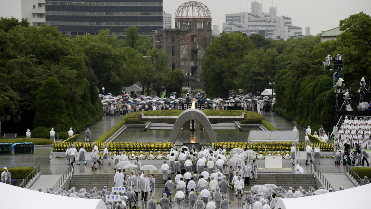 Ok. 45 tys. osób uczciło dziś w Hiroszimie minutą ciszy pamięć tysięcy ofiar bomby atomowej zrzuconej przed 69 laty na to japońskie miasto przez Amerykanów. Burmistrz wezwał światowych przywódców, by osobiście przybyli zobaczyć, jakie zniszczenia spowodowała.