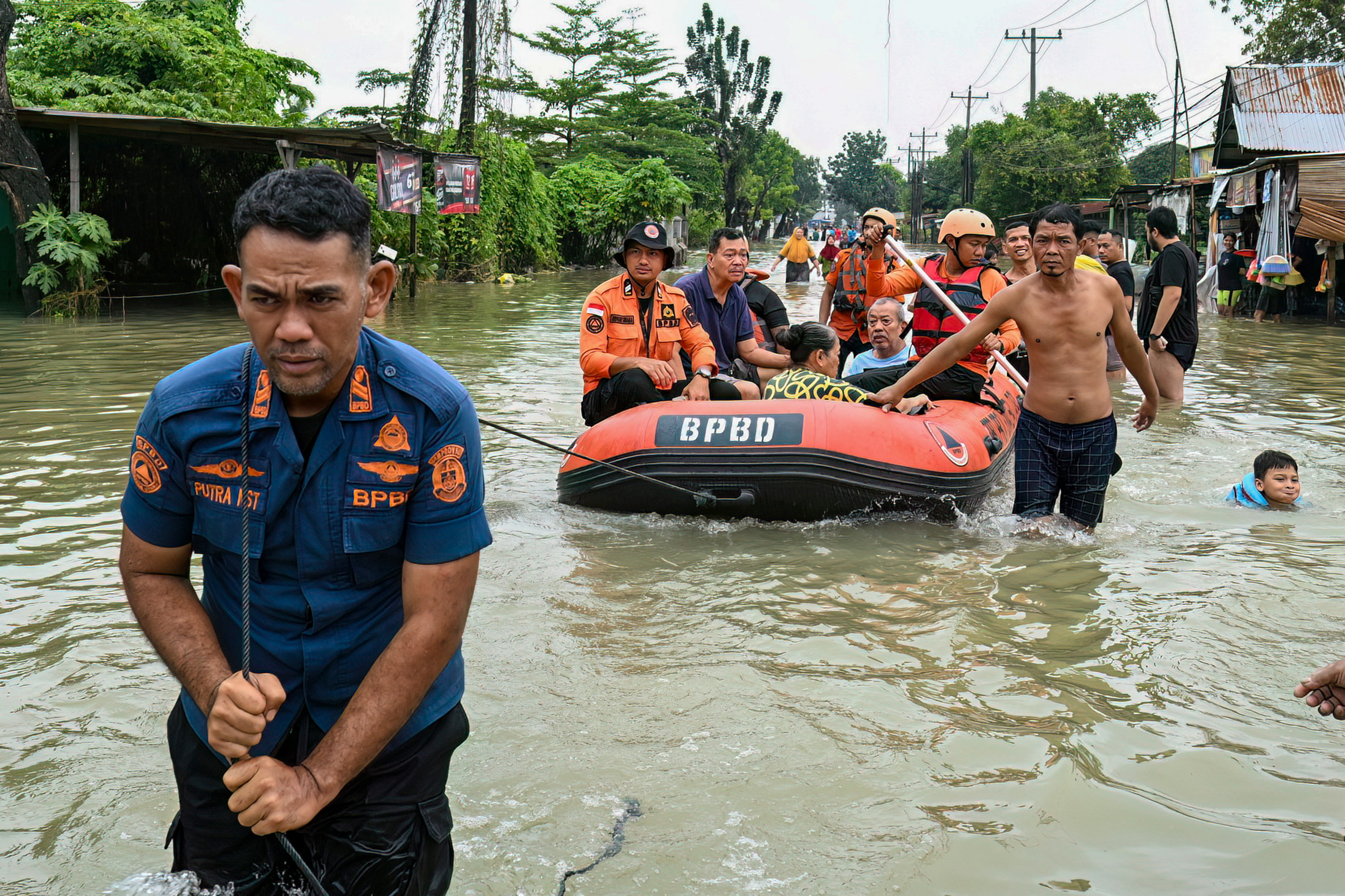 Southeast Asia floods: Over 350 dead, hundreds still missing