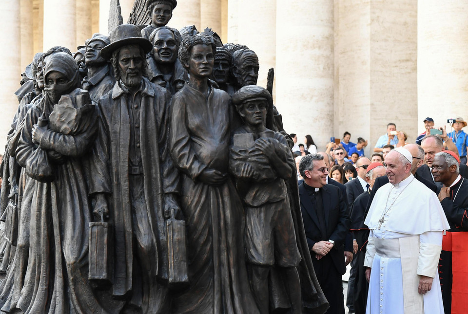 Rzeźba przedstawiającą tratwę z migrantami odsłonięta w Watykanie