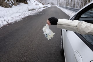 Kary za zaśmiecanie mają się zmienić. Co najmniej 300 zł za papierek na chodniku
