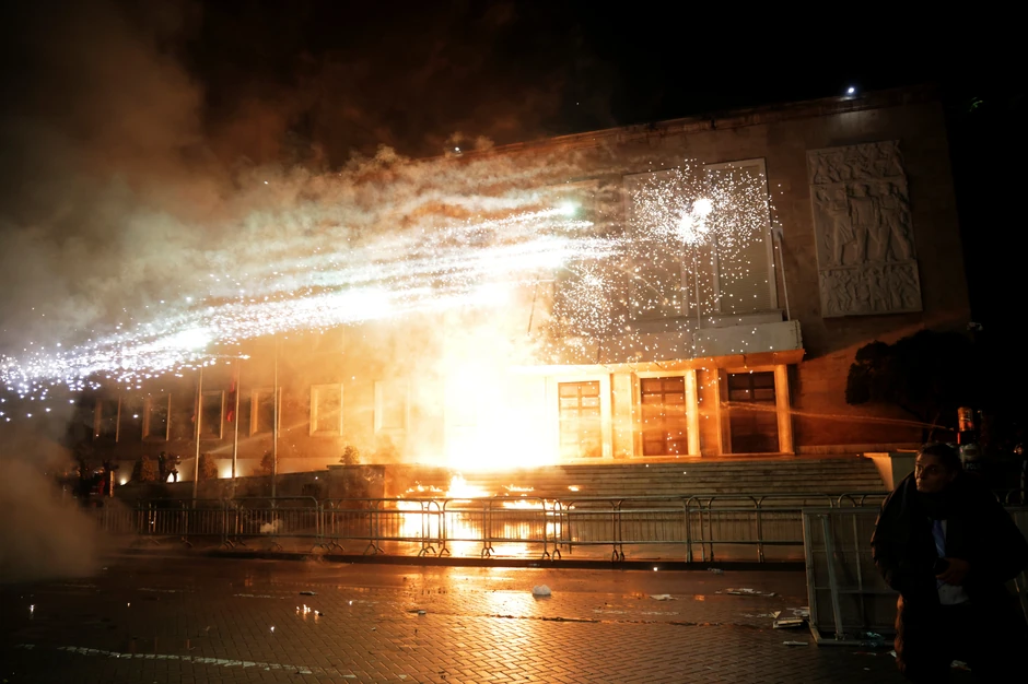 Sukob demonstranata i policije na protestu u Tirani
