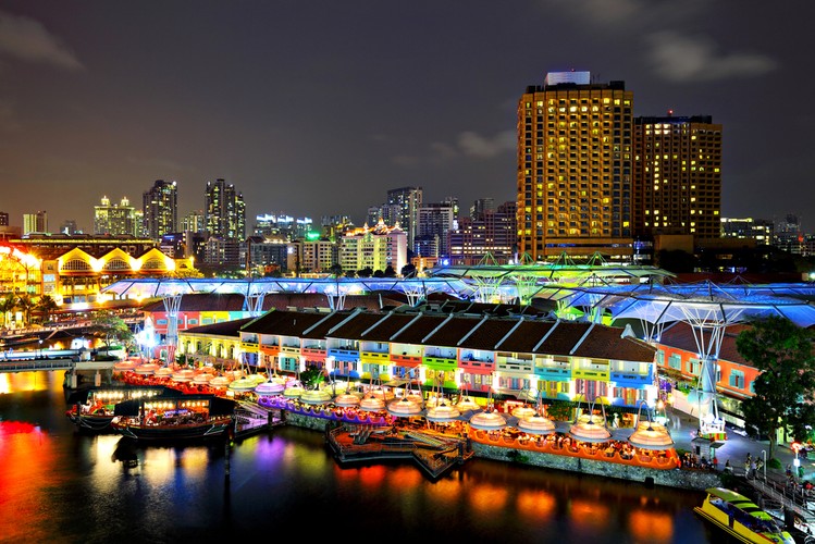 Singapur miasto-państwo położone w pobliżu południowego krańca Półwyspu Malajskiego. Jest drugim najgęściej zaludnionym państwem świata, zaraz po Monako. Nazwa Singapur pochodzi od dwóch sanskryckich słów: singa (lew) i pura (miasto). Największe atrakcje turystyczne tej azjatyckiej metropolii to dzielnica kolonialna, statua Thomasa Stamforda Rafflesa oraz Wyspa Sentosa wraz z oceanarium.