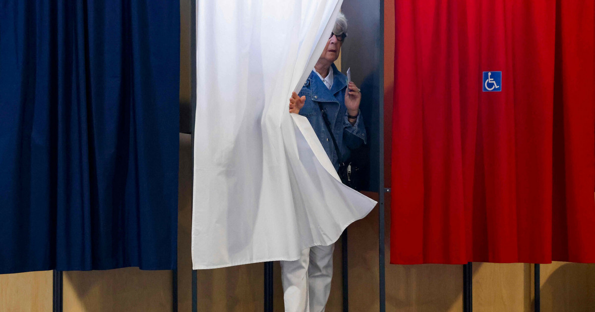 Élections en France.  Les hommes politiques se sont retirés en masse du second tour