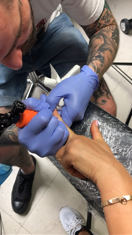 Joanna Przetakiewicz robi tatuaż
