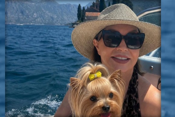 "JEDNA JE NEDA UKRADEN" Pevačica u 75. godini pleni na plaži: Skinula se u kupaći, a na glavi šešir i naočare - evo ko joj pravi društvo