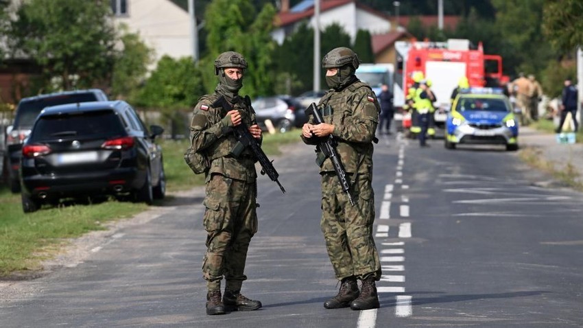 Poljski vojnici obezbeđuju poručje gde su oboreni dronovi, navodno ruski | Foto: EPA