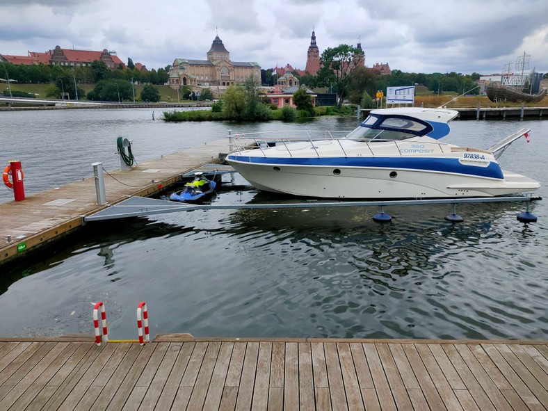 Śródmiejski odcinek Odry w Szczecinie. Wciąż widać śnięte ryby