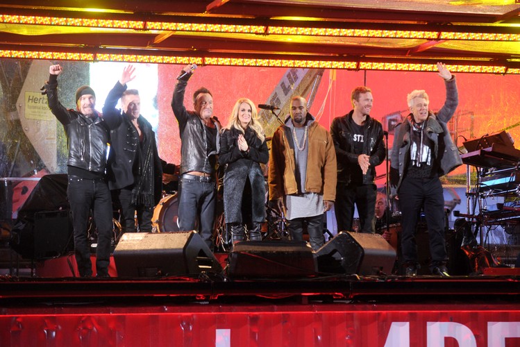 The Edge, Larry Mullen Jr., Bruce Springsteen, Carrie Underwood, Chris Martin i Adam Clayton