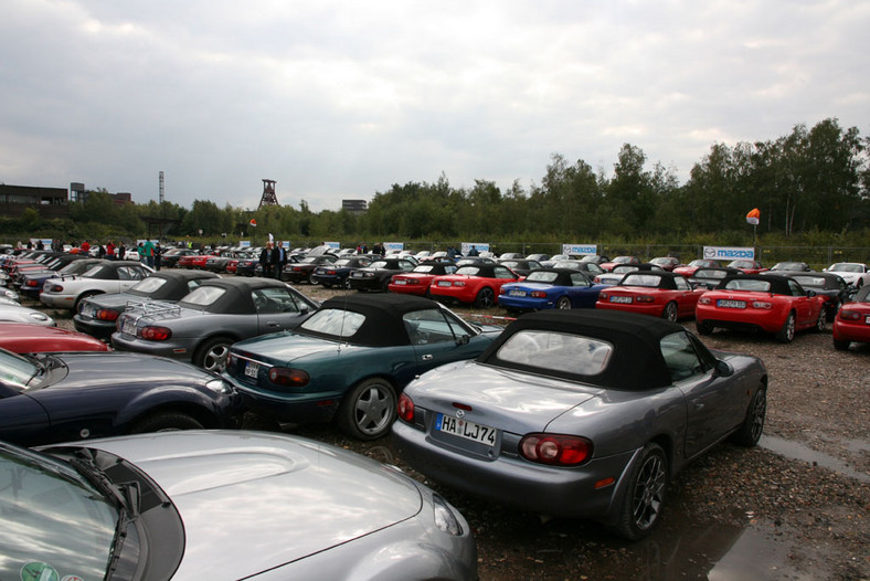 Rekord Guinnessa pobity! Najdłuższy korowód Mazd MX-5