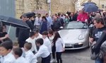 Ksiądz w porsche paradował po mieście. Auto ciągnęły dzieci