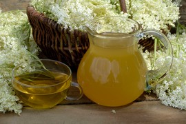 Recept za SOK OD ZOVE: Ovako su ga pravile naše bake - mogao je da stoji GODINU DANA u špajzu, a da se ne pokvari