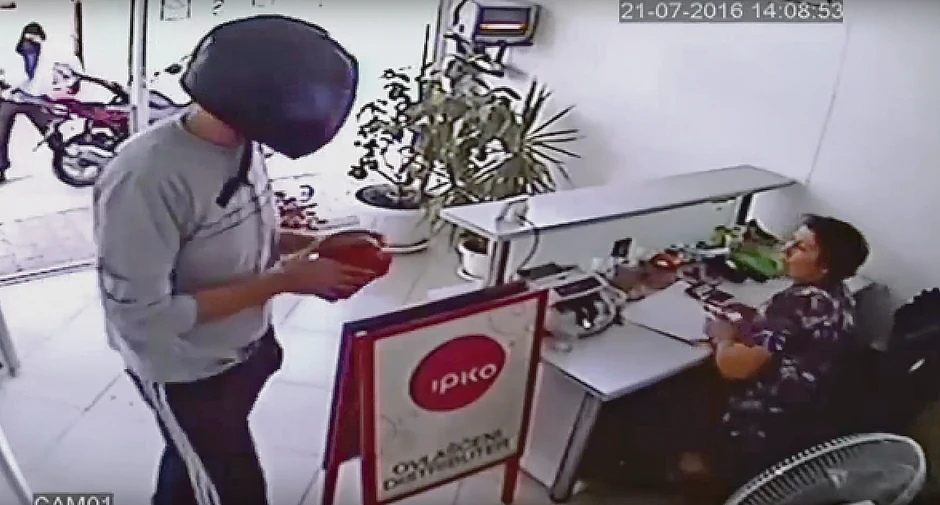 Petrović tokom pljačke menjačnice na KiM