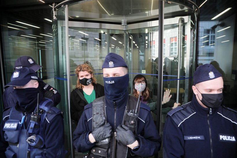 Aktywistki Extinction Rebellion blokują wejście do budynku U kompleksu sejmowego w Warszawie