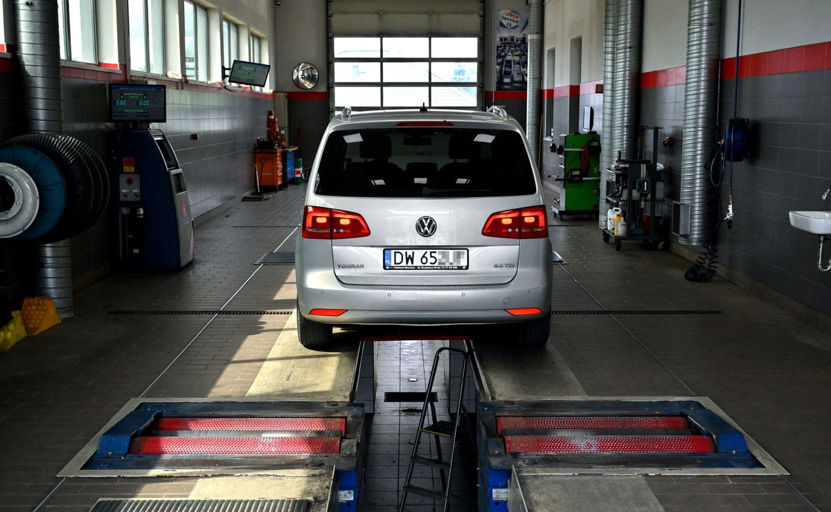 Samochód marki Volkswagen podczas badania technicznego na polskiej stacji SKP, kontrola emisji spalin i filtra DPF w 2026 roku