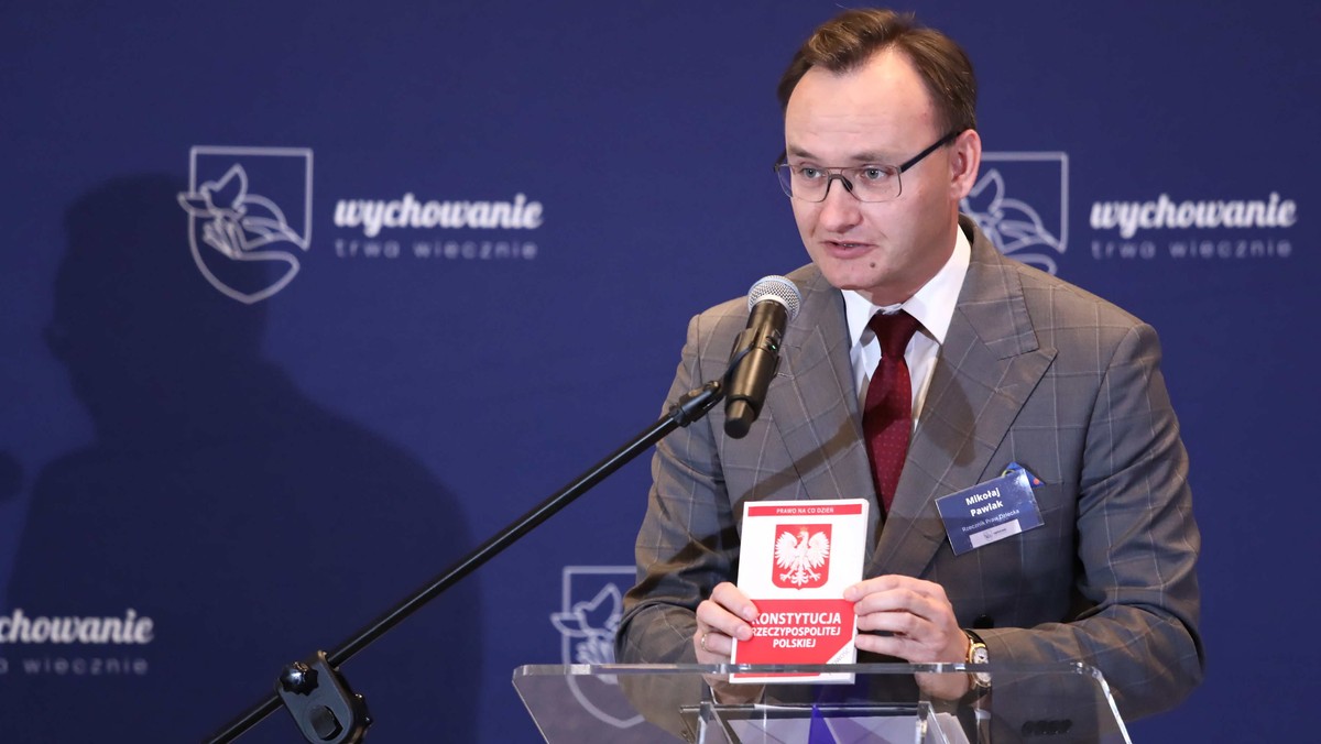 Rzecznik Praw Dziecka Mikołaj Pawlak podczas konferencji prasowej w Warszawie po prezentacji wyników ogólnopolskiego badania Rzecznika Praw Dziecka na temat jakość życia dzieci i młodzieży w Polsce 2021.