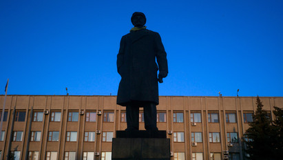Visszahelyezték a hét éve eltávolított Lenin-szobrot az orosz katonák egy ukrán városban