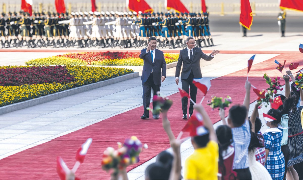 Prezydent Andrzej Duda i przewodniczący Chińskiej Republiki Ludowej Xi Jinping podczas powitania na placu Wschodnim w Pekinie