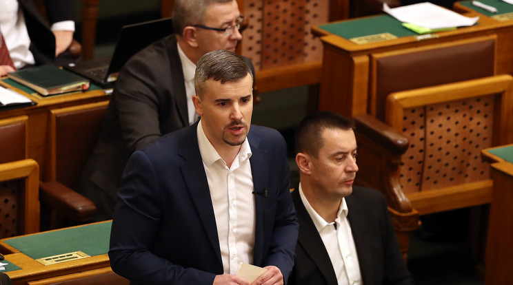 Jakab Péter (balra) lehet a Jobbik új első embere, a mellette ülő jelenlegi elnökből, Sneider Tamásból pedig pártigazgató lehet / Fotó: MTI - Illyés Tibor