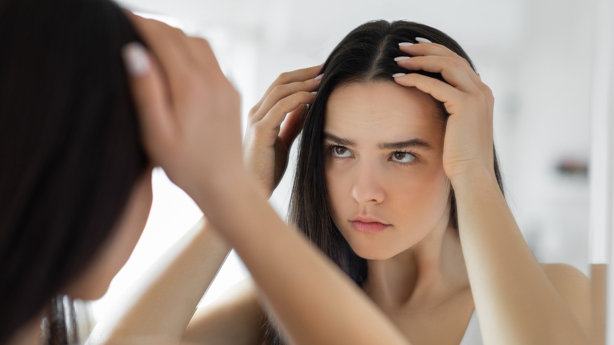 Woman having problem Lupiny sú bežný problém pokožky hlavy, ktorý spôsobuje vznik malých bielych šupiniek odumretej kože vo vlasoch a na ramenách, a niekedy môže pokožka hlavy svrbieť alebo byť podráždená. 