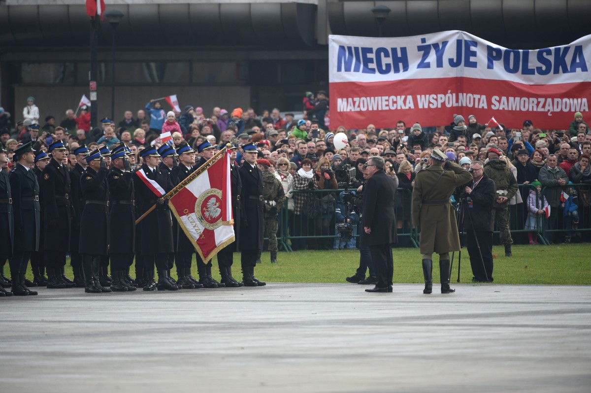 Obchody Święta Niepodległości z udziałem prezydenta Bronisława Komorowskiego. Prezydent Bronisław Komorowski (C) uczestniczy w uroczystej odprawie wart przed Grobem Nieznanego Żołnierza w Warszawie, w 96. rocznicę odzyskania przez Polskę niepodległości, 11 bm.