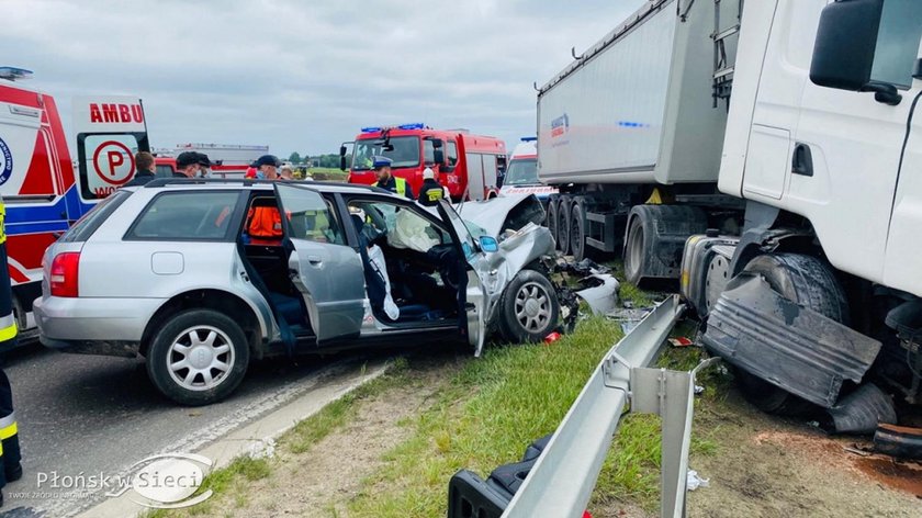 Śmiertelny wypadek pod Płońskiem. Zginęła kobieta, a troje dzieci trafiło do szpitala