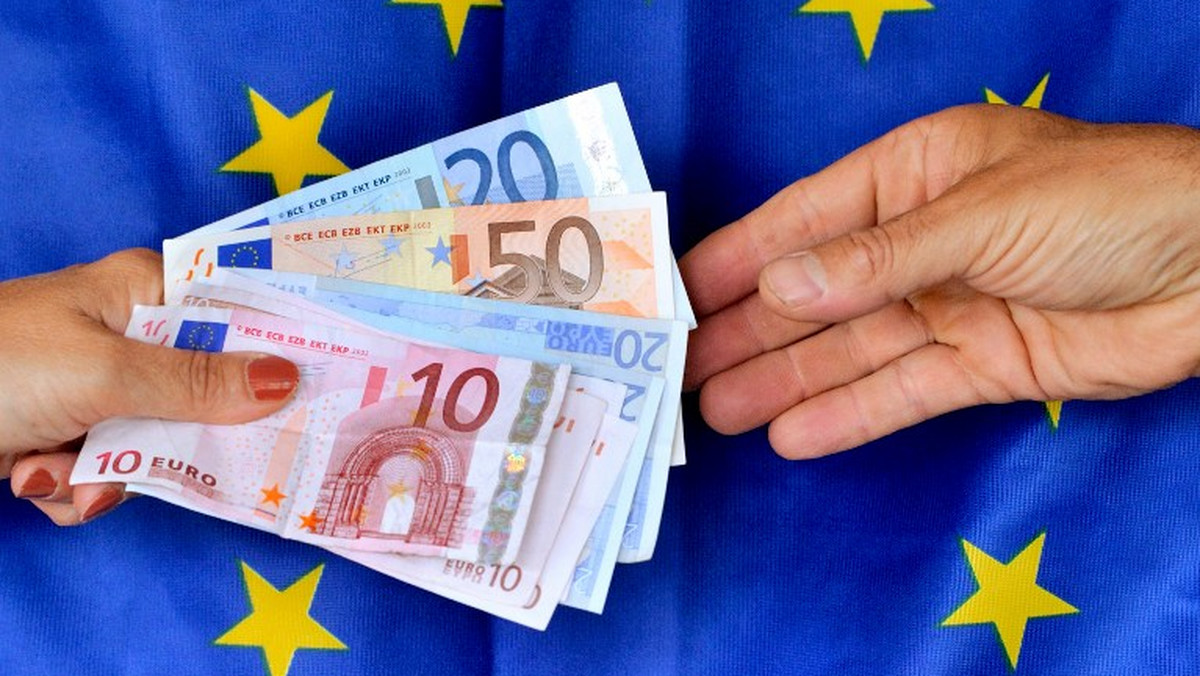 Rozmiary korupcji w 27 państwach członkowskich UE oszacowano na 120 miliardów euro rocznie. Problem ten pogłębiła dodatkowo zła sytuacja gospodarcza w Europie. - Niestety, tworzy się błędne koło, gdyż sama korupcja pogłębia także kryzys ekonomiczny - mówi w rozmowie z Onetem Krzysztof Lisek. Europoseł PO podkreśla, że UE wkrótce wdroży specjalny plan walki z korupcją.